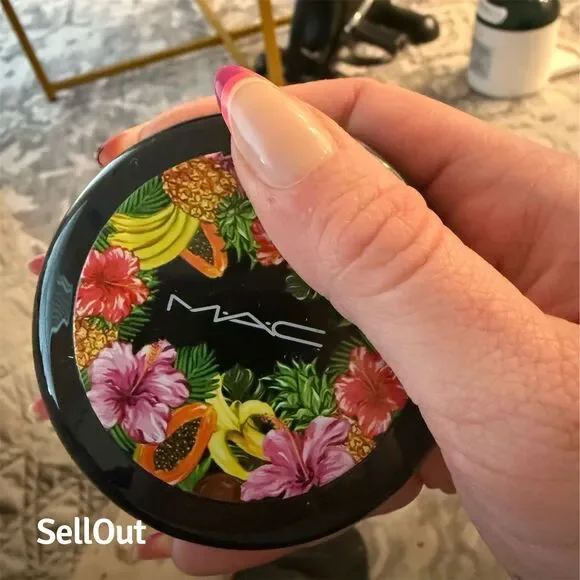 MAC Limited Edition Pearlmatte Face Powder 'Oh My Passion' 8g - Picture 3 of 7